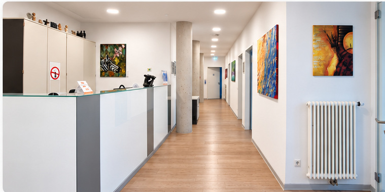 Empfang und Flur der orthopädischen Praxis Maziar Maafi
