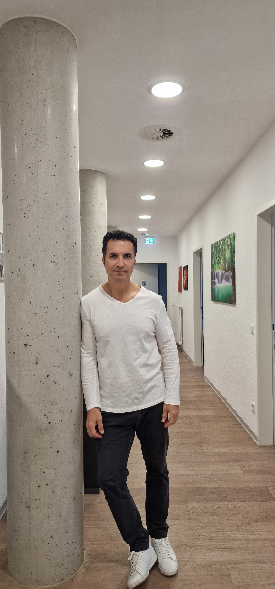 Maziar Maafi in seiner orthopädischen Praxis in Krefeld-Oppum
