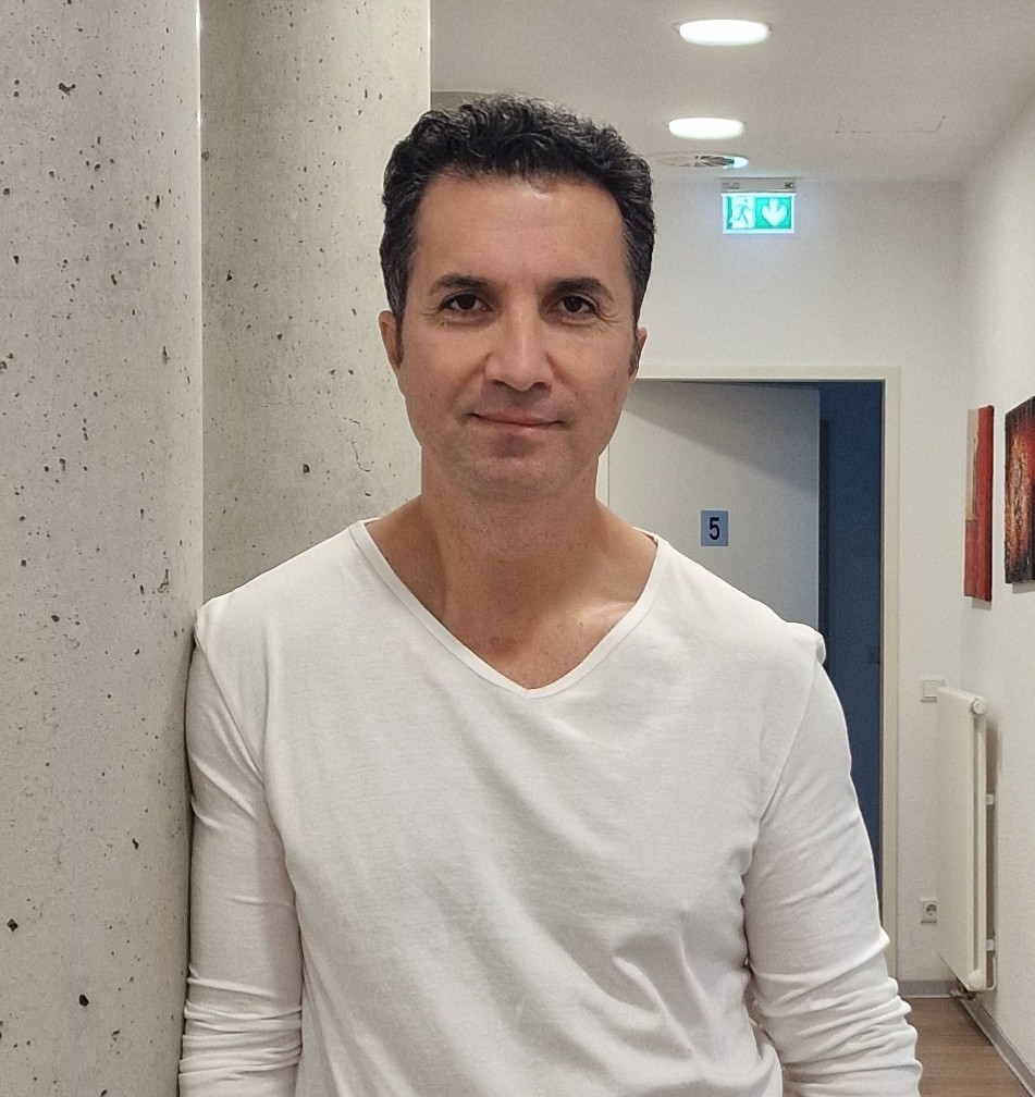 Maziar Maafi in seiner Praxis im Flur, Portraitausschnitt